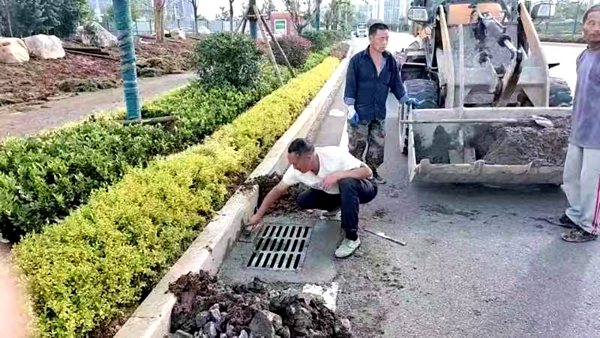 县住建局：对损坏的雨水篦子进行更换