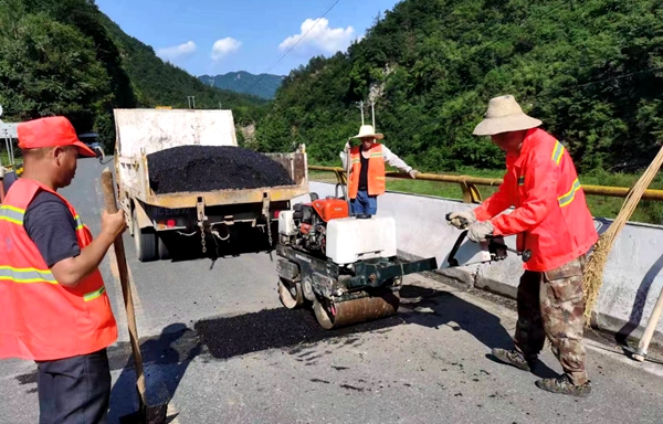县公路养护中心：积极修复路面病害，保障群众安全通行