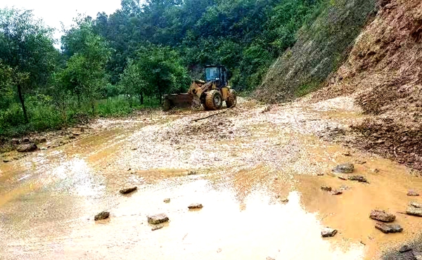 房县公路养护中心：闻“汛”而动 一线保畅通