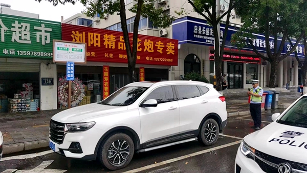 房县交警:集中开展私家车占用公交站停车位专项整治行动