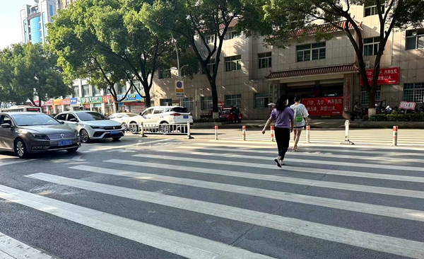 房县交警：开展机动车“礼让斑马线”专项整治行动 助推文明城市创建工作