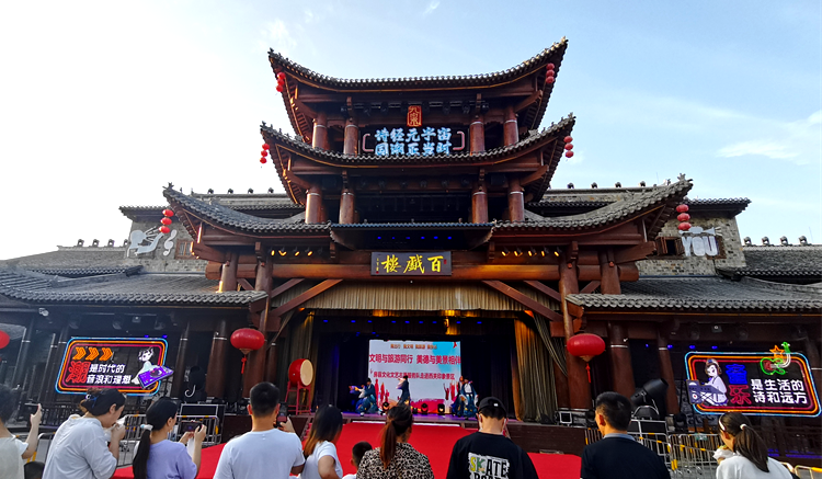 房县文化文艺志愿服务队进景区