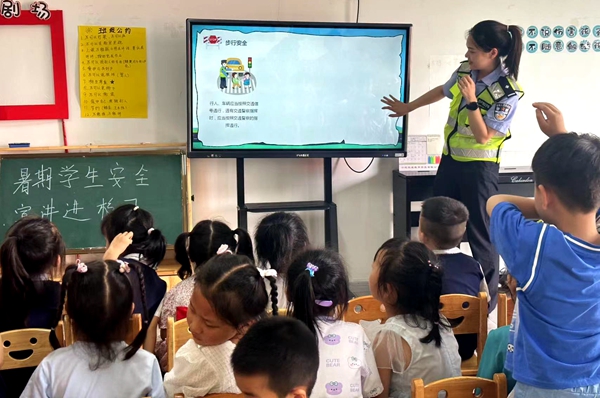 房县交警：学生暑期安全进校园