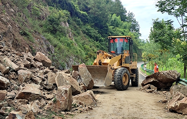 市公路发展中心来我县检查指导公路水毁抢修工作