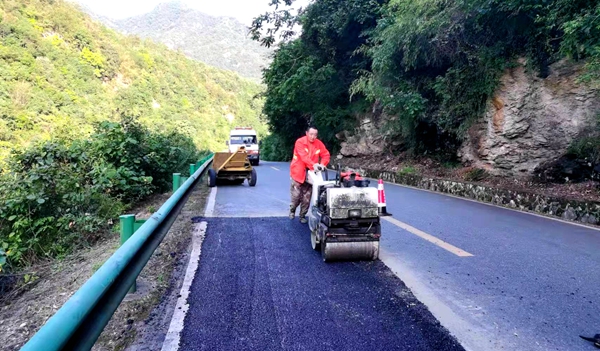 【身边的故事】孟成国：大山里的“守路人”