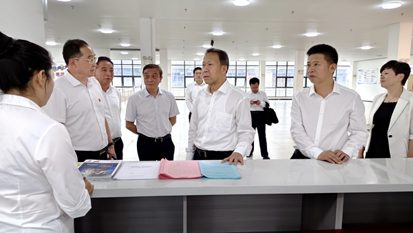 省人大常委会副主任、省总工会主席刘雪荣来房调研工会工作