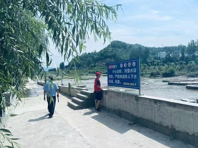 军店镇：“红马甲+小喇叭”   筑牢防溺水“安全网”