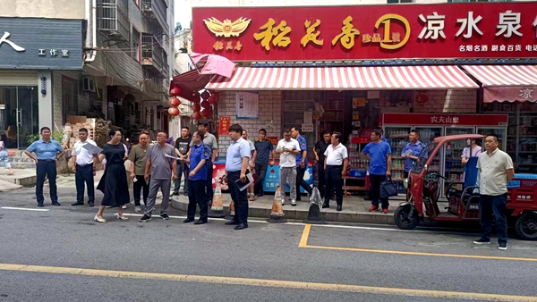 房县城关镇：“五大行动”治理背街小巷“城市病”