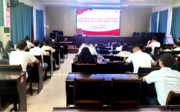 房县：“红马甲”为优化“营商环境”代言