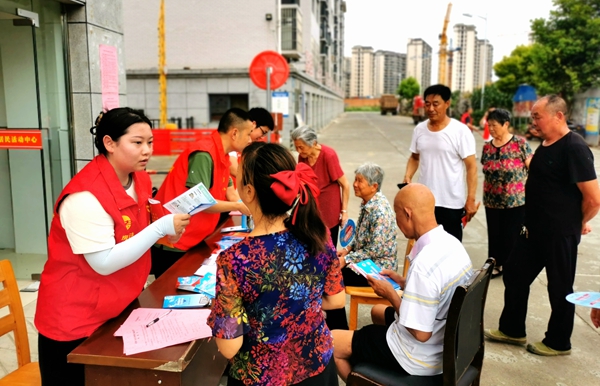 房县法律服务志愿服务队：送法进社区 助创文明城