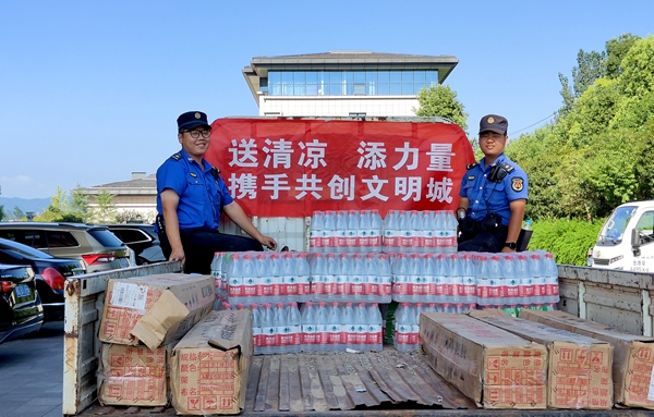 助力创文一线城管！县创文办开展“送清凉”活动