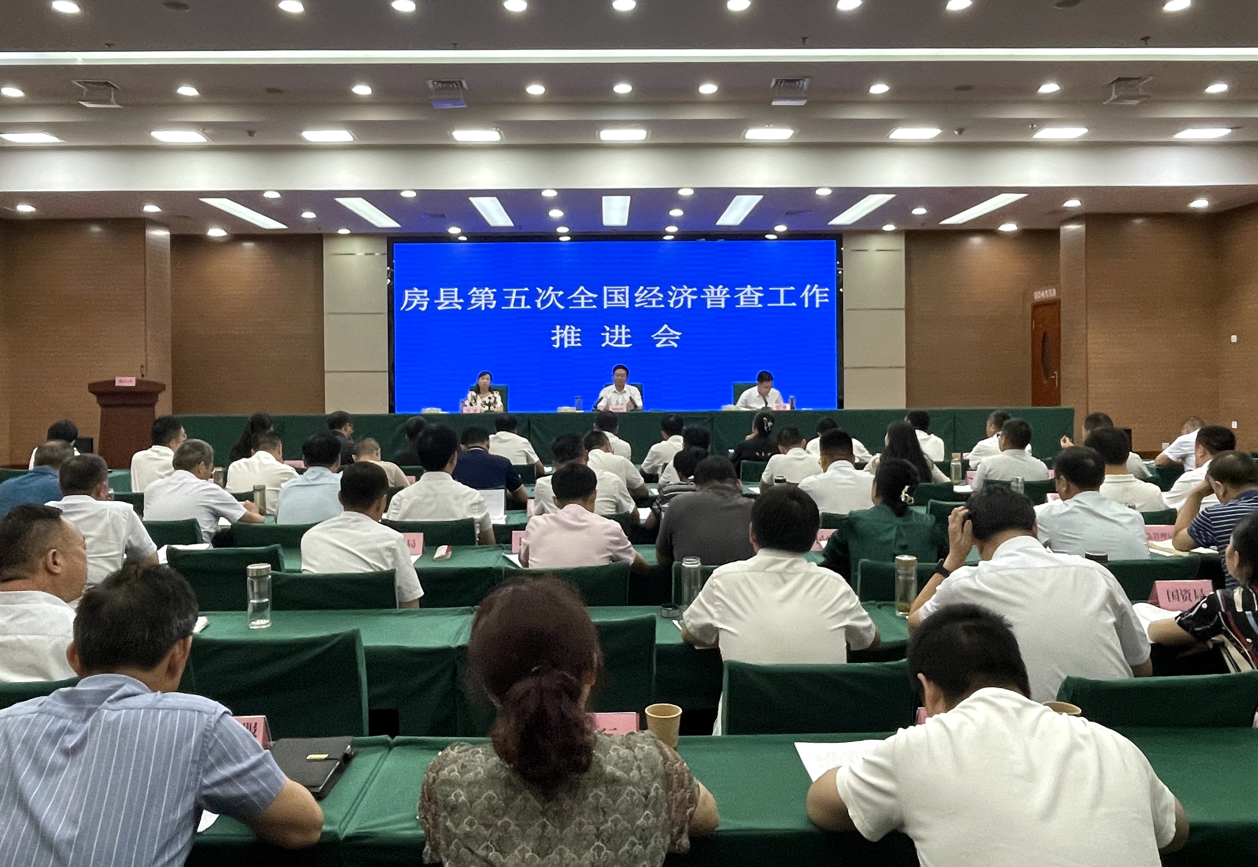 谢晓鸣在全县第五次全国经济普查工作推进会上强调：  提高政治站位深化规律认识强化统筹协调  高标准高质量推动经济普查工作落地落实