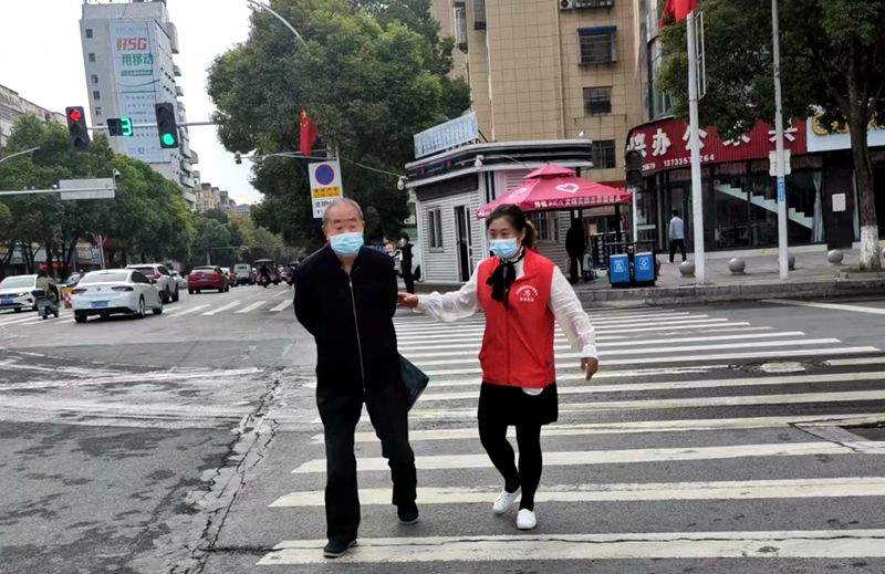 房县供销社开展文明交通劝导志愿服务活动