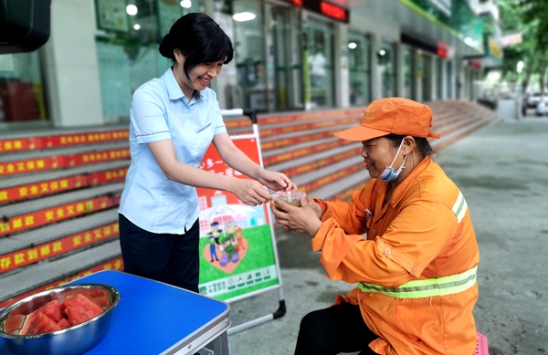不惧高温迎“烤”验，爱心驿站送清凉