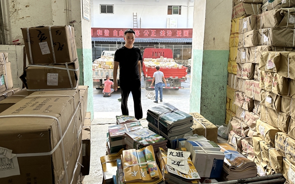 房县新华书店 全力以赴抓发行 服务学校开学季