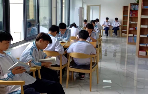 房县新华书店一中校园店迎来首批客人