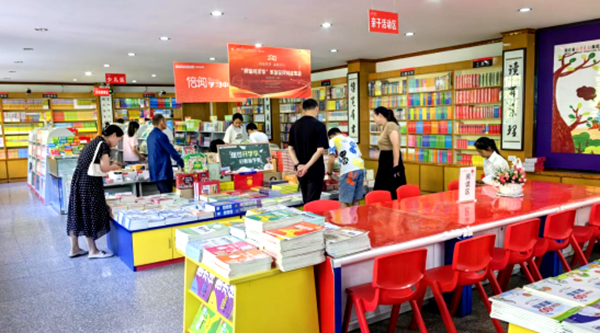 房县新华书店 迎销售旺季 线上线下“开学经济”悄然升温