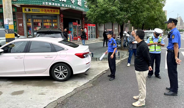 停车秩序整治：有温度执法  道路换新颜