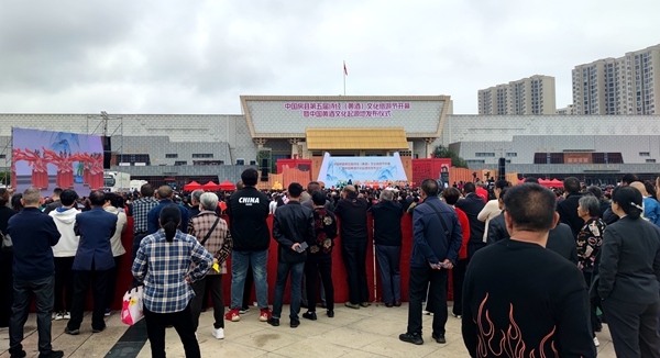 我签名 我代言 我践行 房县举行“争创文明城 争做文明人”万人誓师签名活动