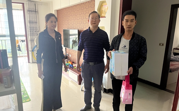 中秋慰问送温暖，爱心帮扶困难户