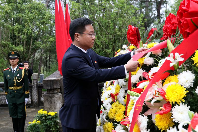 房县举行2023年烈士纪念日纪念活动