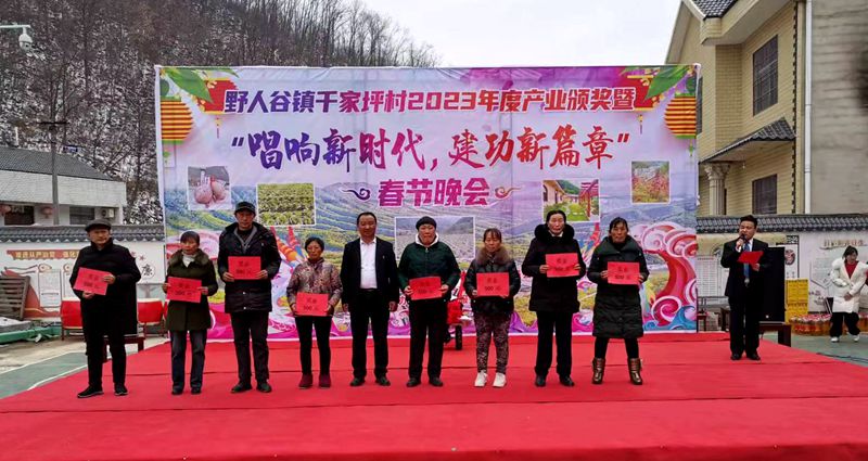 《记者走基层》千家坪村：一个产业大村的“特色春晚”
