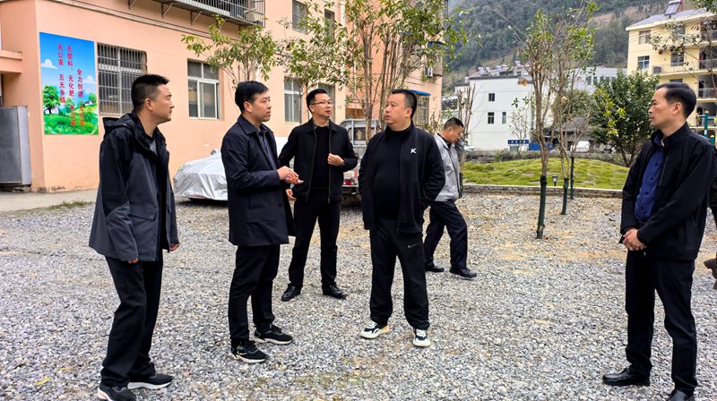 县住建局：进村入户访民情 精准帮扶助振兴