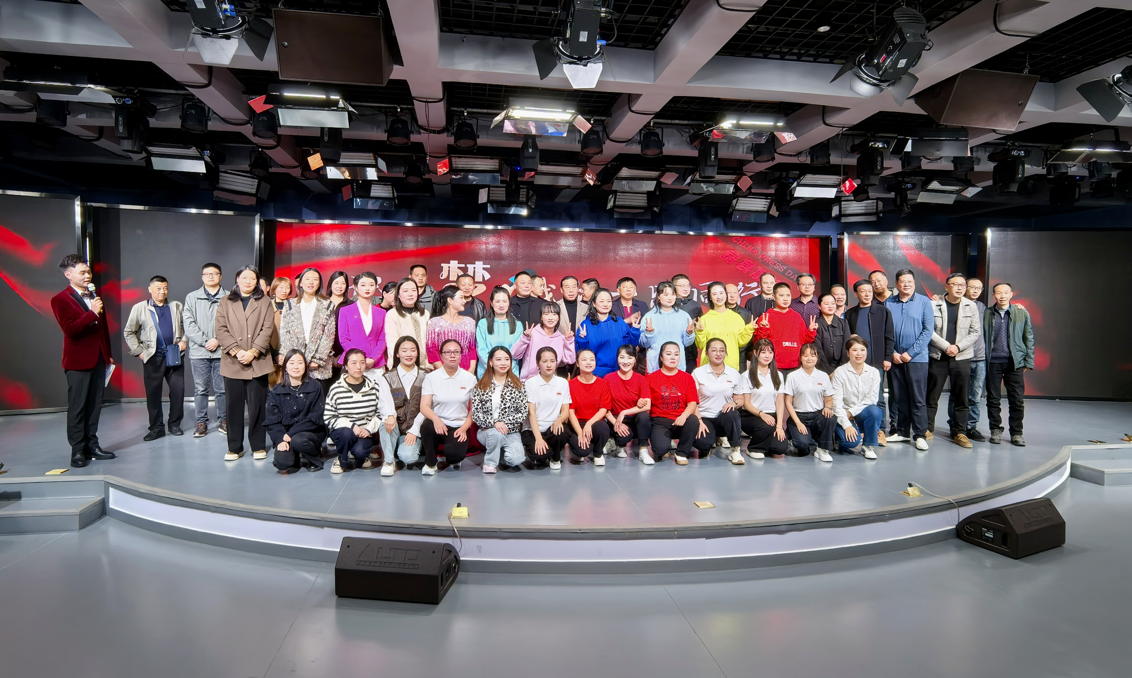 县融媒体中心：庆祝第25个中国记者节