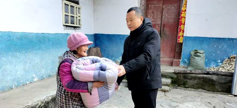 大木厂镇：寒冬送温暖 冬衣暖人心
