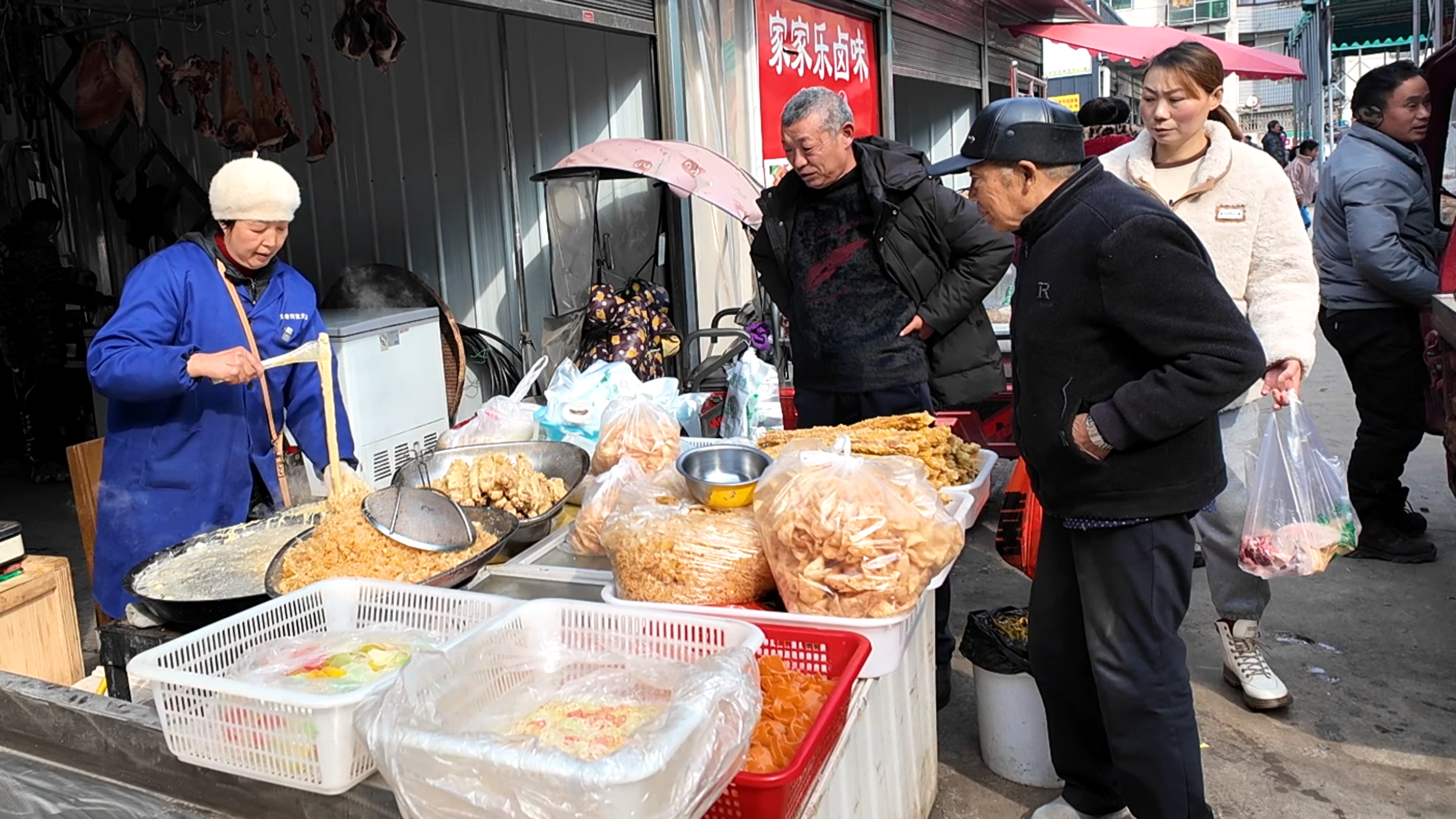 房县“卷卷”炸出浓浓年味儿