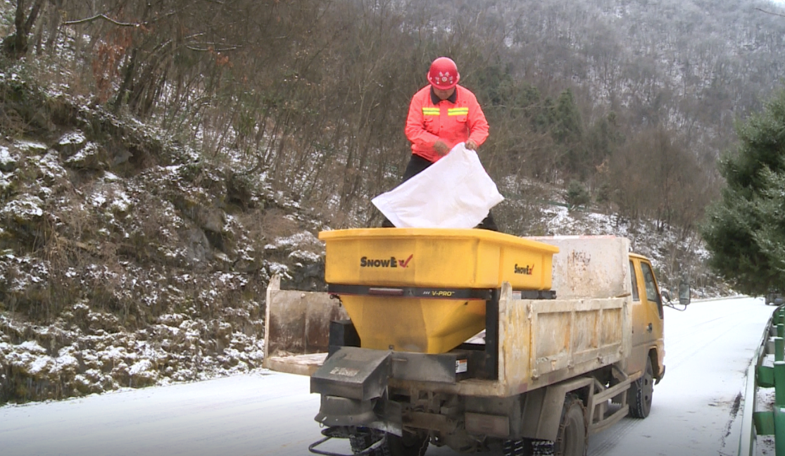 县交通局公路护养中心组建90人应急队伍强化交通保畅