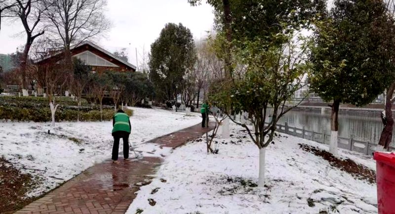 县住建局：“浴雪”奋战护民生