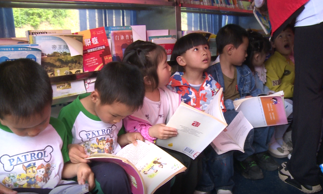 房县开展“知识改变命运 阅读助力振兴”亲子阅读启蒙教育活动