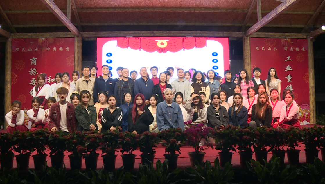 白鹤镇举办庆五四校地交流互动文艺汇演