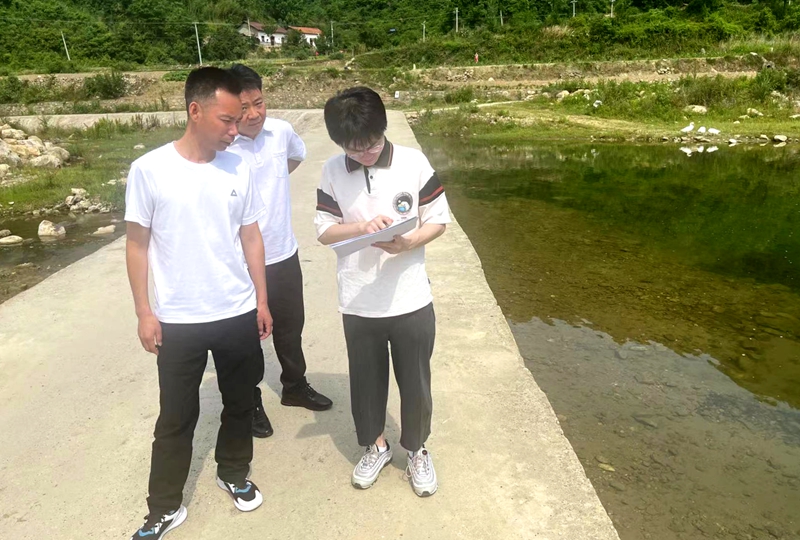 房县创文办文明观察团对20个乡镇水环境进行实地观察