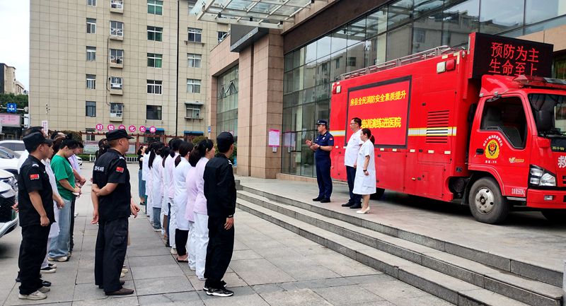 房县：送消防宣传知识进医院