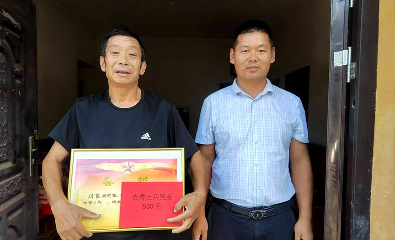 土城镇开展“八一”慰问军属活动