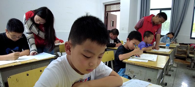八里坡村：小学里的“大学生”