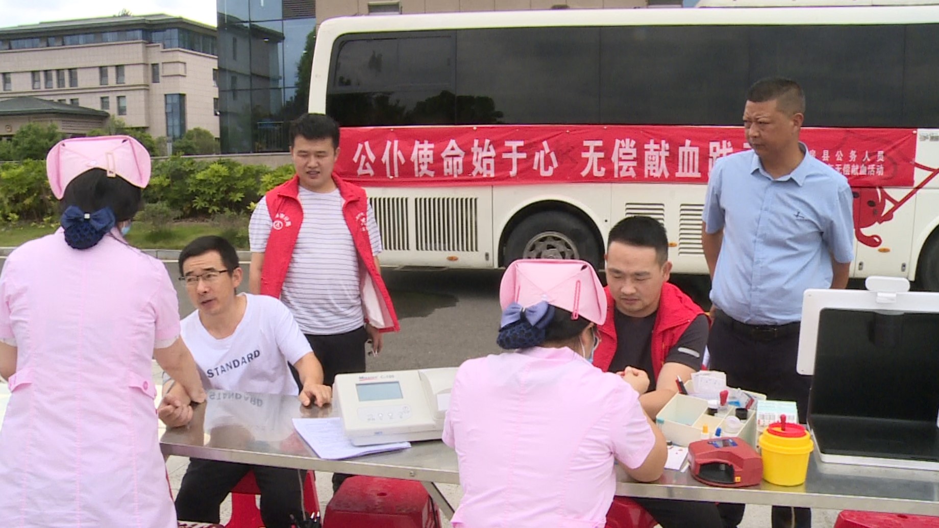 房县开展公务人员无偿献血活动