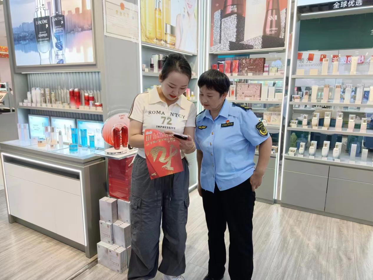 房县组织开展第三届“个体工商户服务月”集中宣传活动