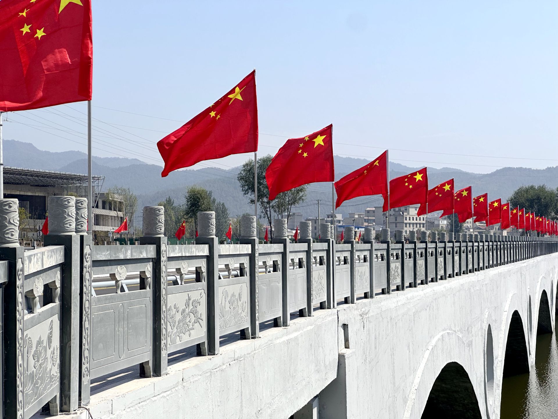 房县：挂国旗迎国庆 满城飘扬“中国红”