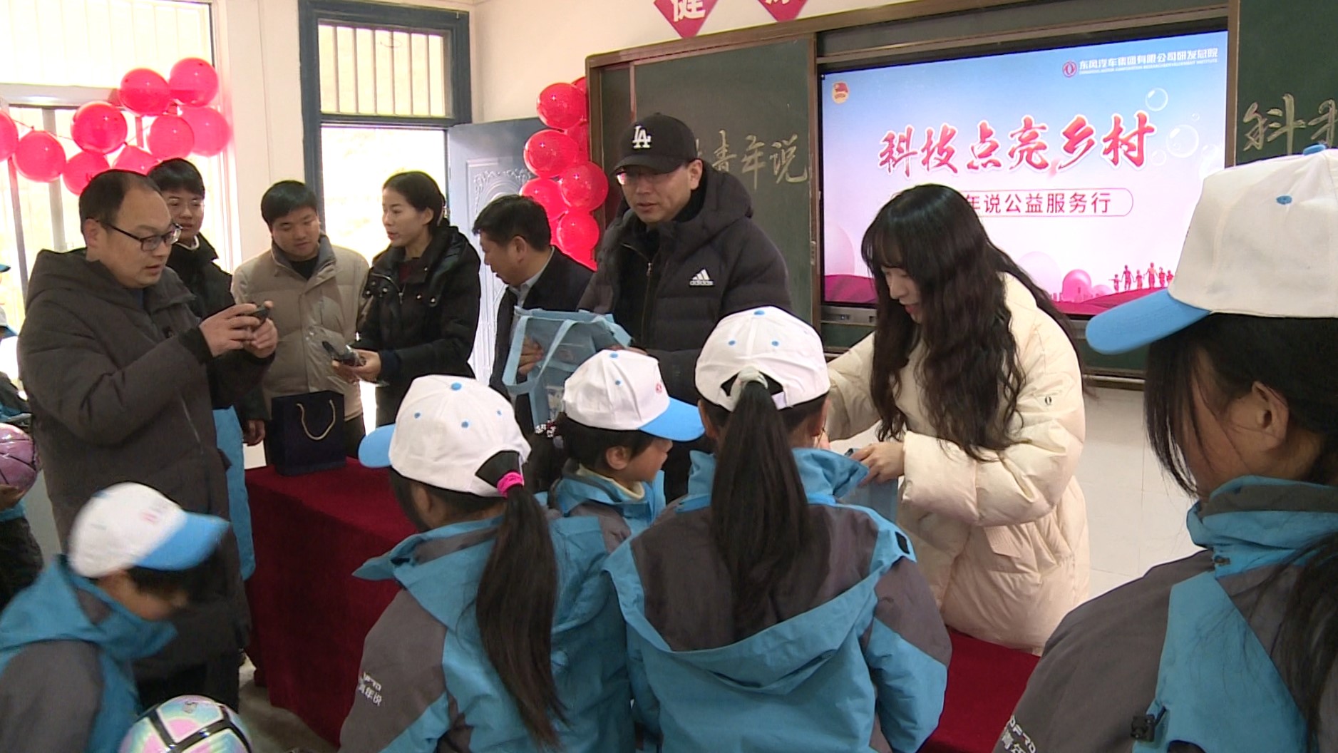 东风汽车公司来五台乡开展公益服务