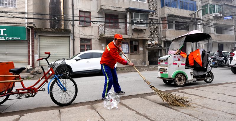 《节日里的坚守》环卫工人：坚守岗位保“春洁”