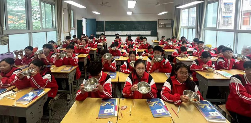 城关四中：推行“光盘”行动 倡导文明新风