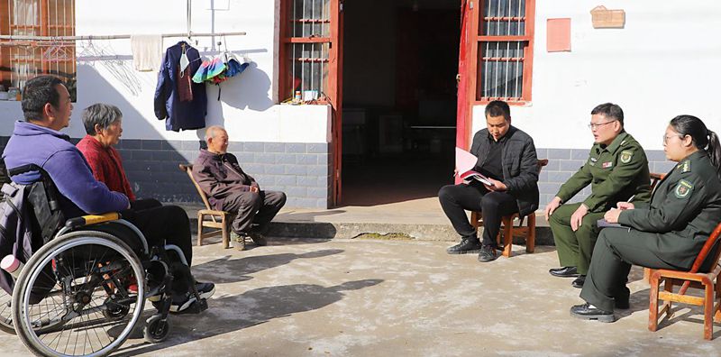 县人武部：脚下沾泥土 真情暖百家