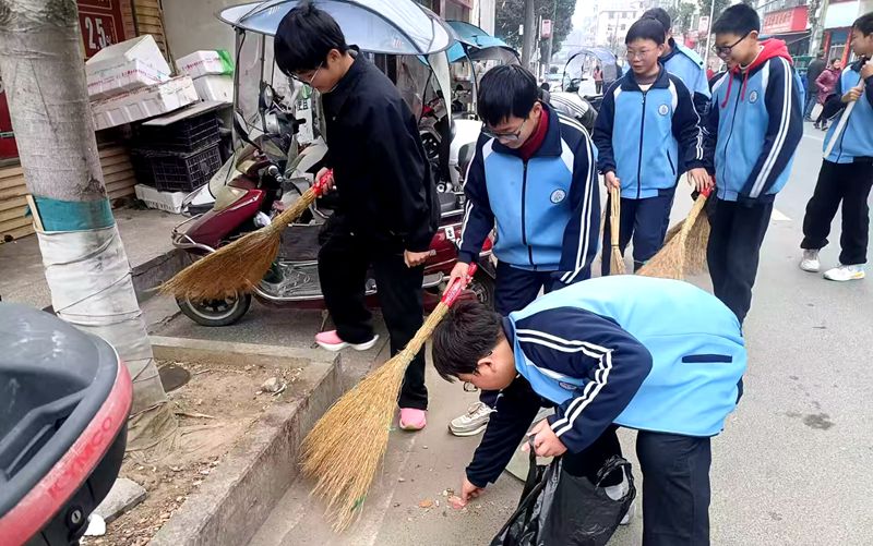 大木初中开展“清洁家园”创文实践活动