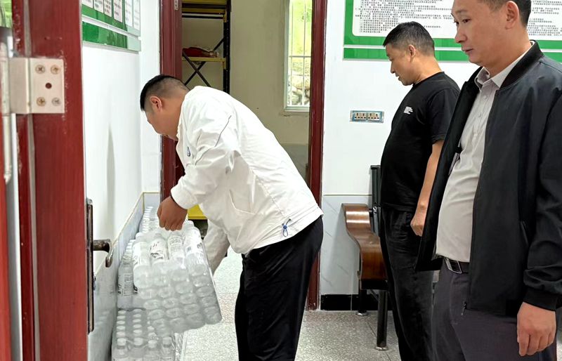大木厂镇：干群同心战风雨 应急送水保民生