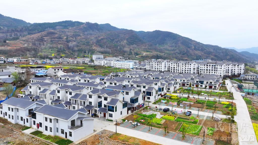 湖北房县：水库移民安置小区景如画