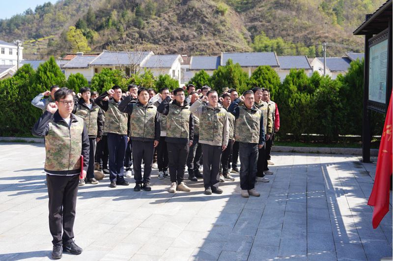 房县人武部开展民兵点验暨清明祭英烈活动