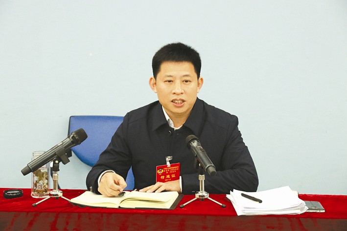 改革东风拂面来千里房县满眼春